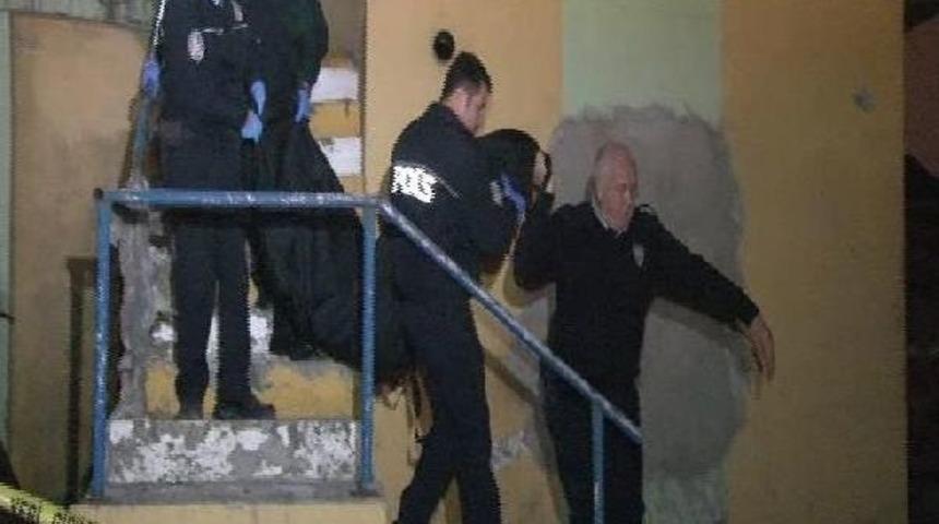 Ey&uuml;p'te &Ouml;ld&uuml;r&uuml;len Kişinin Cesedi Adli Tıp'a Kaldırıldı