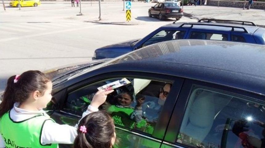 &Ccedil;ocuklar Emniyet Kemeri Takmayan Polisleri Uyardı