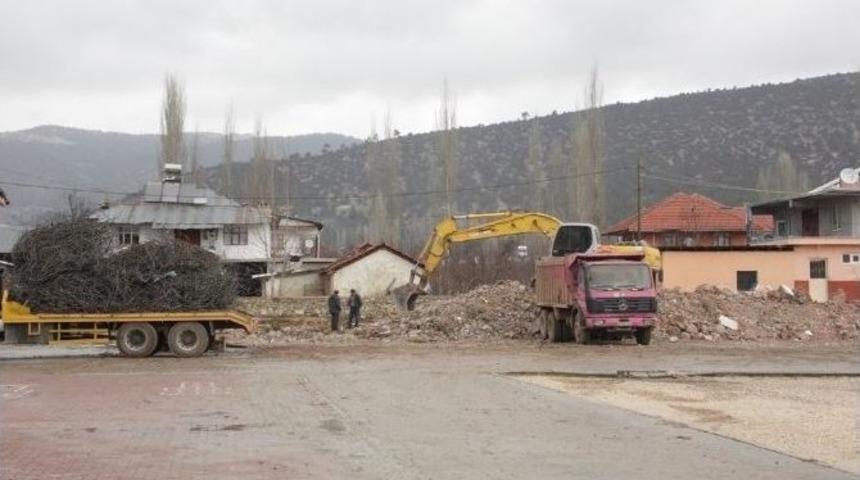 Depreme Dayanıksız Okulda Yıkım &Ccedil;alışması Tamamlandı