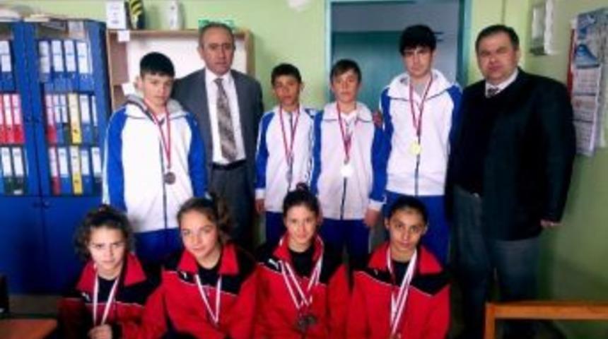 Yıldızeli Atat&uuml;rk Ortaokulu &Ouml;ğrencileri Atletizm Yarışları&rsquo;nda Sivas&rsquo;ı Temsil Edecek