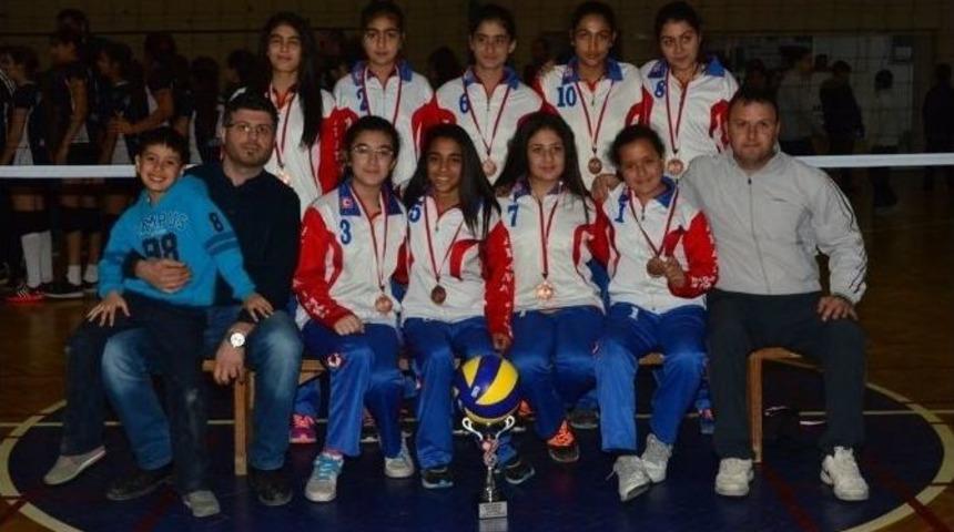 Adana&rsquo;da Okullararası K&uuml;&ccedil;&uuml;k Bayanlar Voleybol M&uuml;sabakaları