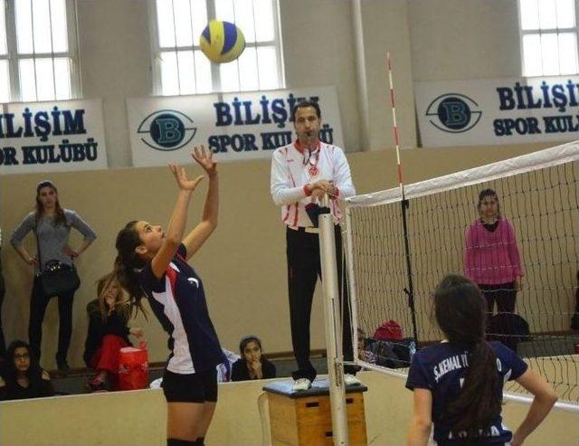 Adana’da Okullararası Küçük Bayanlar Voleybol Müsabakaları