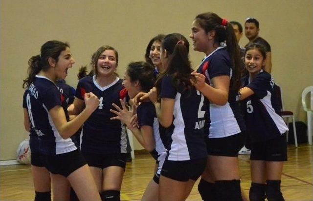 Adana’da Okullararası Küçük Bayanlar Voleybol Müsabakaları