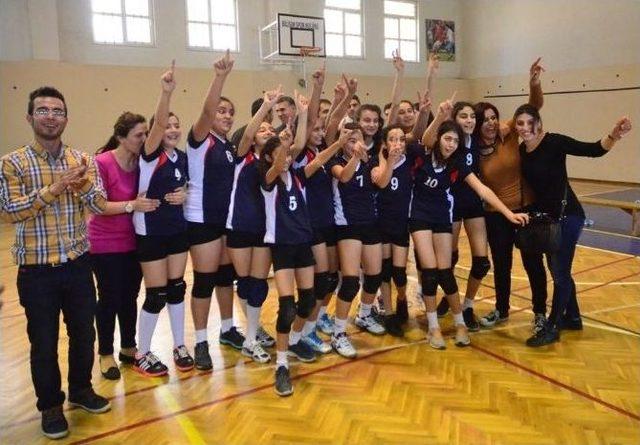 Adana’da Okullararası Küçük Bayanlar Voleybol Müsabakaları