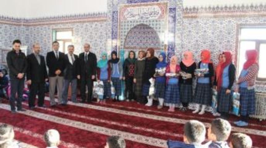 &Ccedil;emişgezek&rsquo;te Kızlar Kur&rsquo;an-ı Kerim Okumada Yarıştı