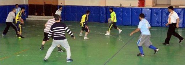 İmam Ve Müezzinler Nefes Açmak Için Futbol Oynuyor