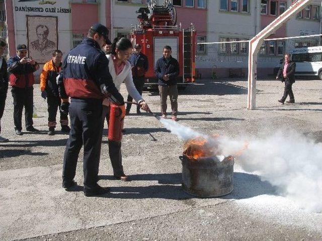 Niksar’da Okulda Yangın Tatbikatı Yapıldı