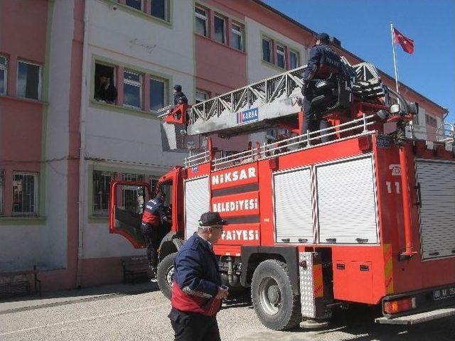 Niksar’da Okulda Yangın Tatbikatı Yapıldı