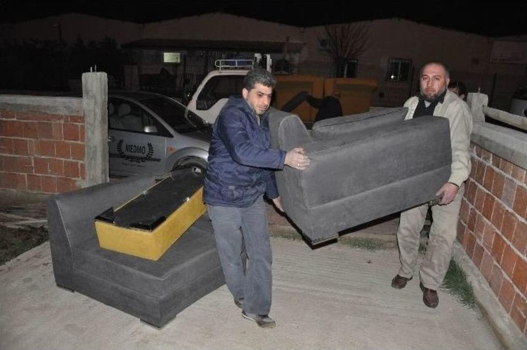 Suriyelilere Kol Kanat Geriyorlar