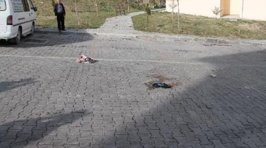 Boşandığı Eşini Sokak Ortasında Bacaklarından Vurdu