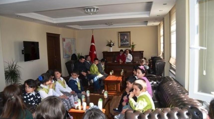 Ayın &Ouml;ğrencileri Kaymakamı Ziyaret Etti