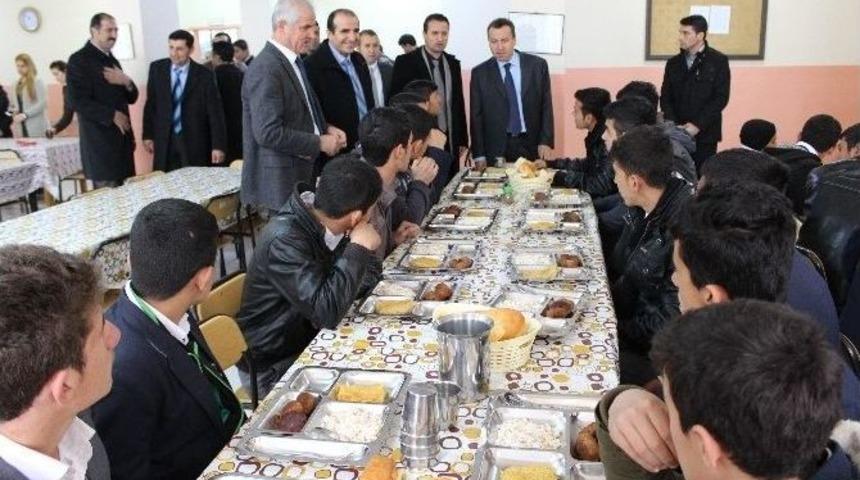 Samsat Kaymakamı K&uuml;rşad Atak, &Ouml;ğrenci Pansiyonunu Denetledi