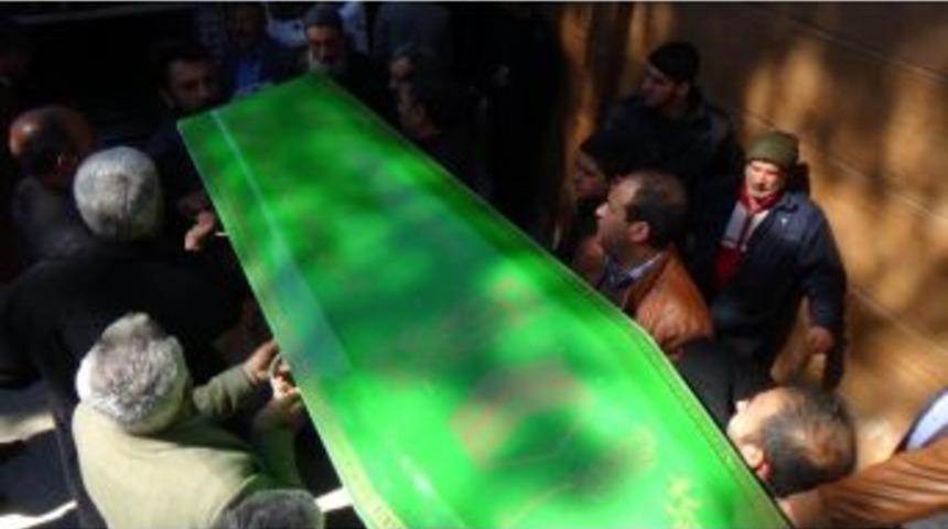 Suriyelilerin A&ccedil;tığı Barda Kavga: 1 &Ouml;l&uuml;, 3 Yaralı