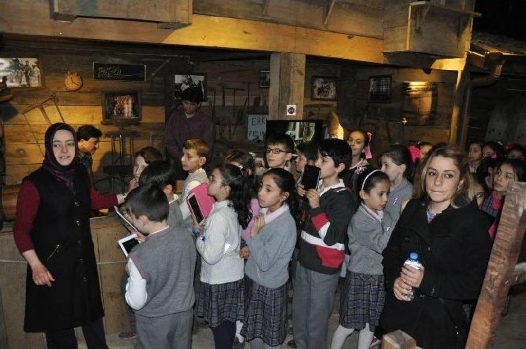 &Ouml;ğrencilere Mobilya M&uuml;zesinde Tarih Dersi