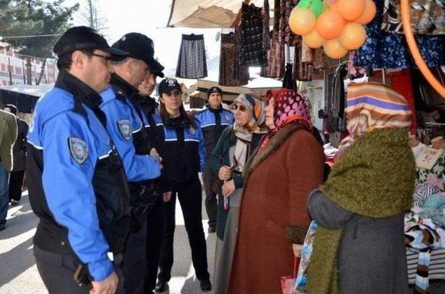 Polis, Semt Pazarlarında Halkı Bilgilendiriyor