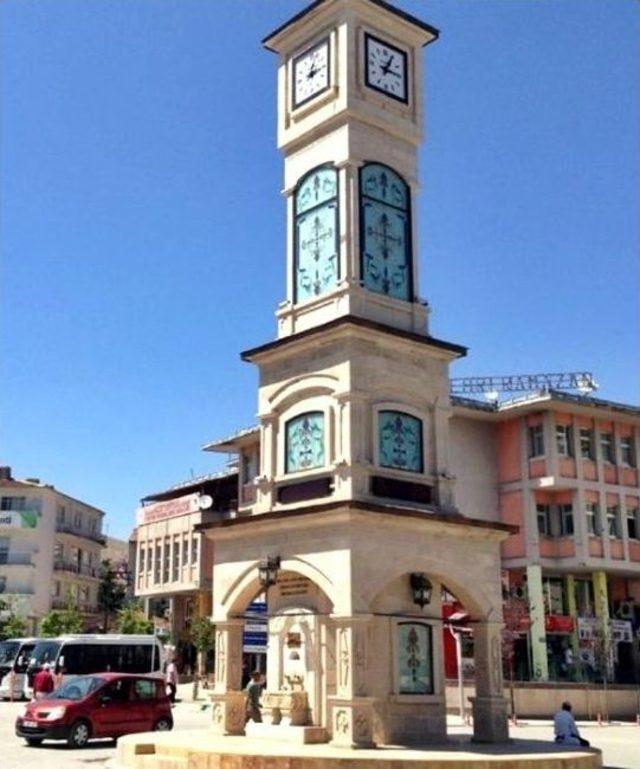 Emirdağ&rsquo;da Saat Kulesinin Camlarını Kırdılar 1