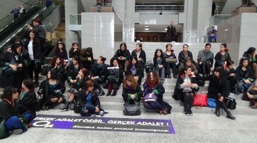Kadın Avukatlardan Adliyede Oturma Eylemi