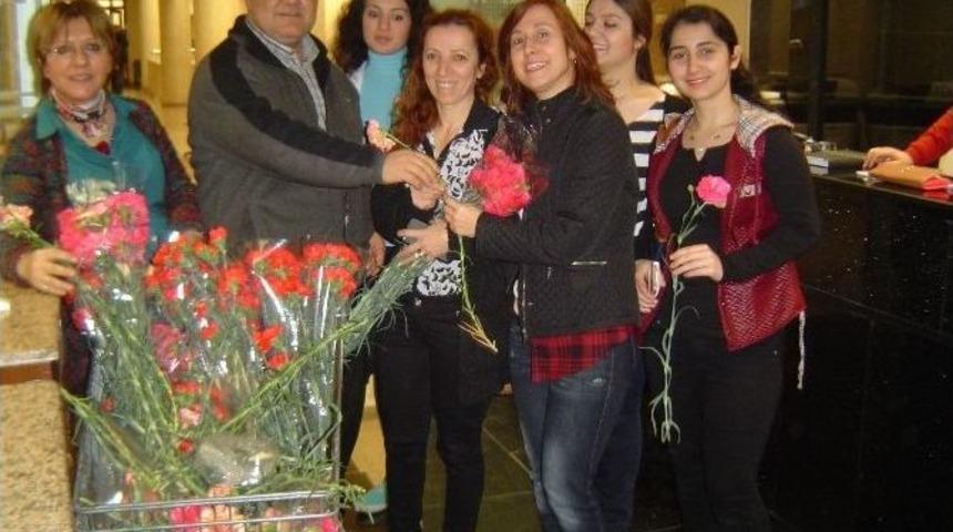 İzmir Adliyesi&rsquo;nde &Ccedil;alışan Bayanlara &Ccedil;icek