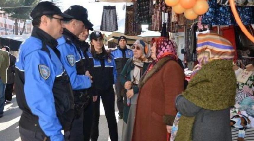 Polisten Halk Pazarında Hırsızlığa Karşı Bilgilendirme