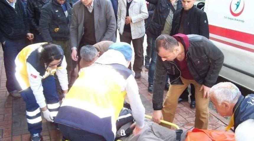 &Ccedil;arşı Ortasında Bayılınca Vatandaşları Korkuttu