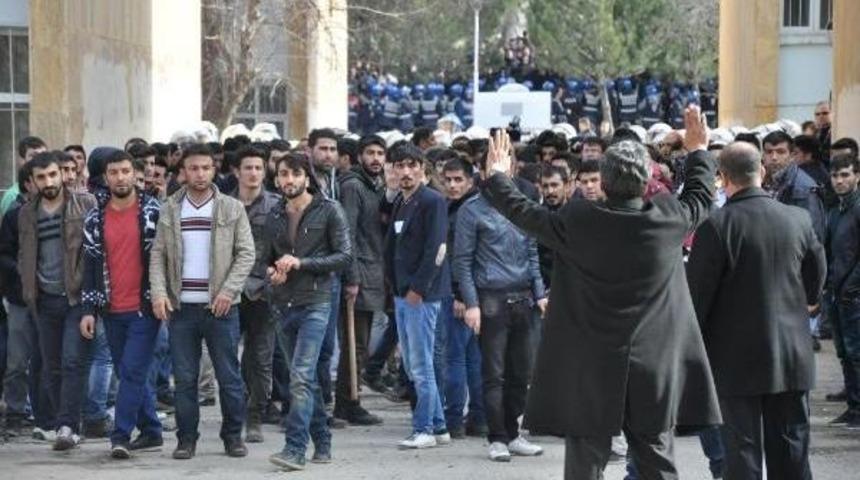 Sivas'ta Karşıt G&ouml;r&uuml;şl&uuml; &Ouml;ğrenciler Birbirlerini Taşladı