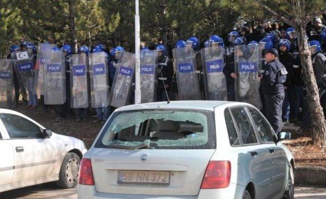 Sivas'ta Karşıt Görüşlü Öğrenciler Birbirlerini Taşladı