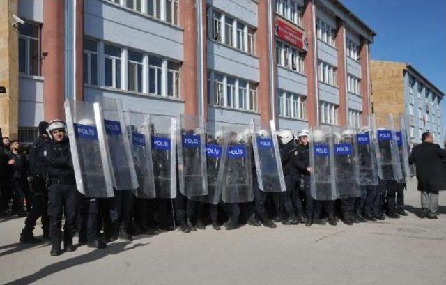 Sivas'ta Karşıt Görüşlü Öğrenciler Birbirlerini Taşladı