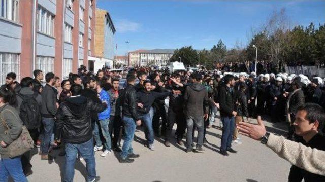 Sivas'ta Karşıt Görüşlü Öğrenciler Birbirlerini Taşladı