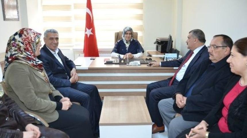 Başkan G&uuml;rkan, Ak Parti Kadın Kollarını Ziyaret Etti