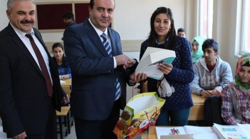 Belediye Başkanı U&ccedil;ar Kitap Dağıttı