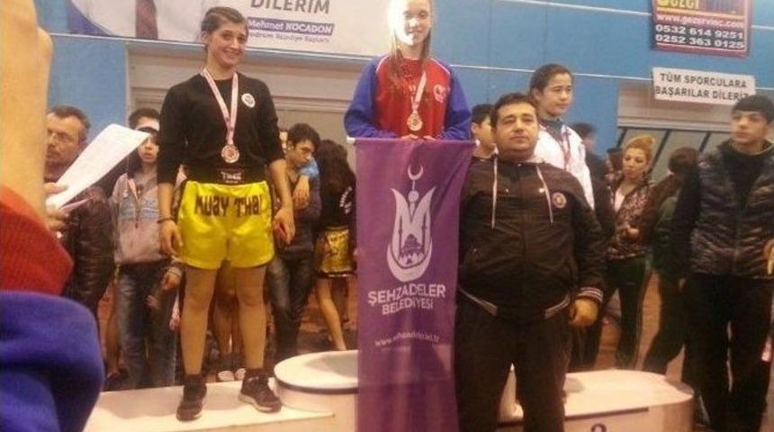 Kurulduklarının Ertesi G&uuml;n&uuml; Şampiyon Oldular