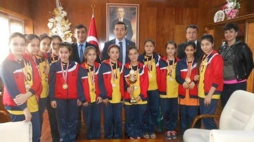 Şampiyon Hentbolcular&rsquo;dan Ke&ccedil;eli Ve &Ouml;zdemir&rsquo;e Ziyaret