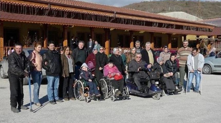 Boz&uuml;y&uuml;k Engelliler Derneği &Uuml;yeleri Yemekte Bir Araya Geldi