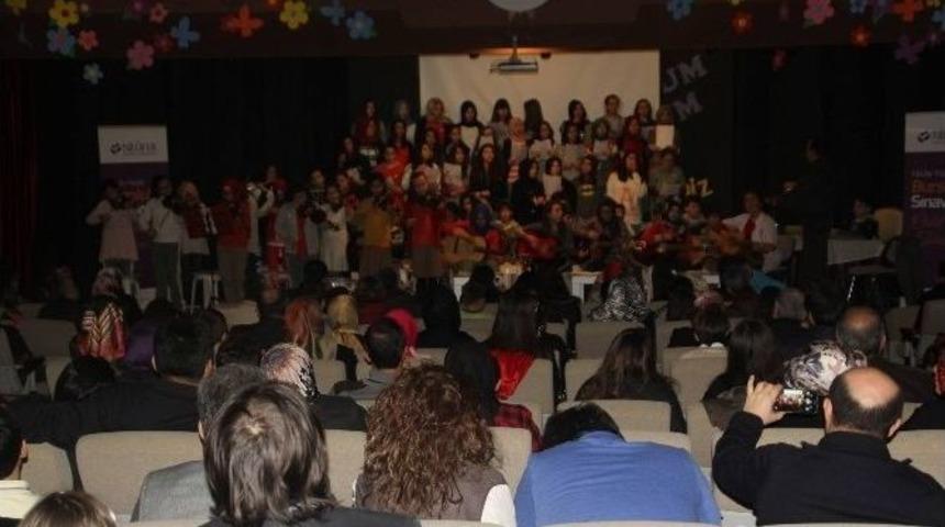 Nil&uuml;ferli Olmak İ&ccedil;in Yarışan &Ouml;ğrenciler Burslarına Kavuştu