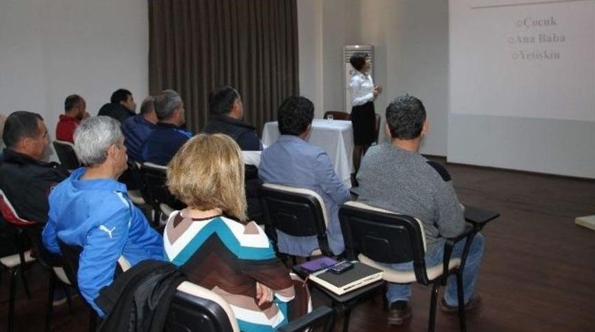 Antren&ouml;rlere &ldquo;ergenlik D&ouml;nemi Ve İletişim&rdquo; Semineri Verildi