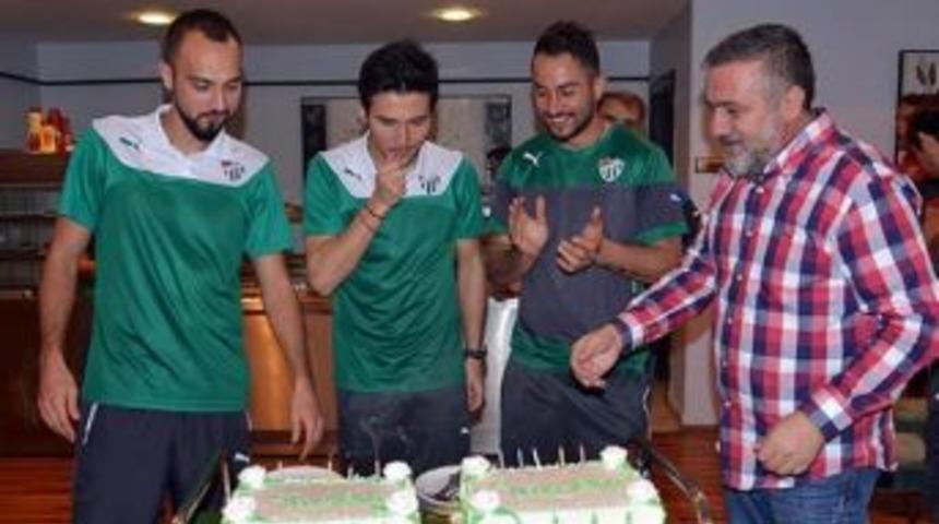 Bursaspor&rsquo;Da Şamil Ve Bekir&rsquo;E Doğum G&uuml;n&uuml; S&uuml;rprizi