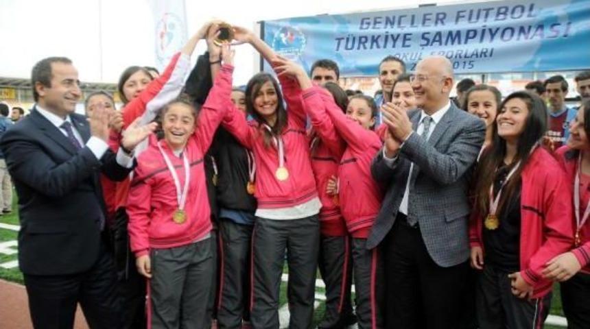 Futbolda, Amasya Ve Trabzon T&uuml;rkiye Şampiyonu