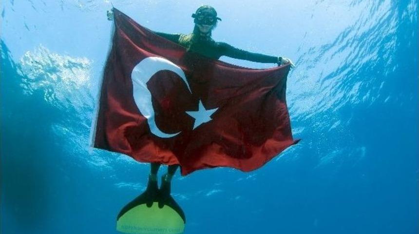 Şahika Erc&uuml;men Nefesini Kadınlar İ&ccedil;in Tutacak