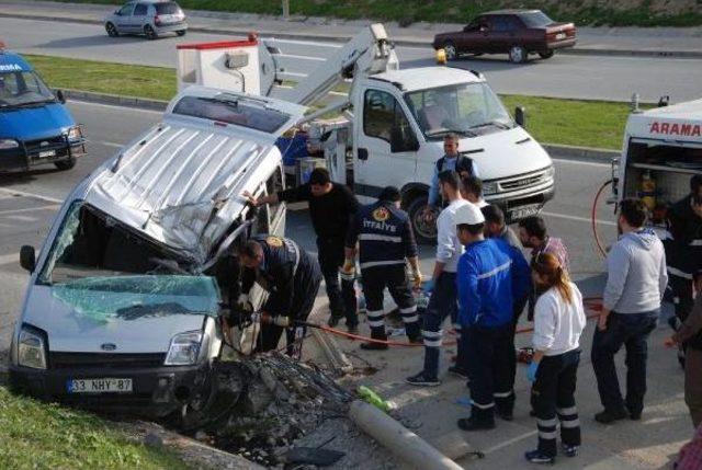 Elektrik Direğine Çarpan Minibüsün Sürücüsü Öldü