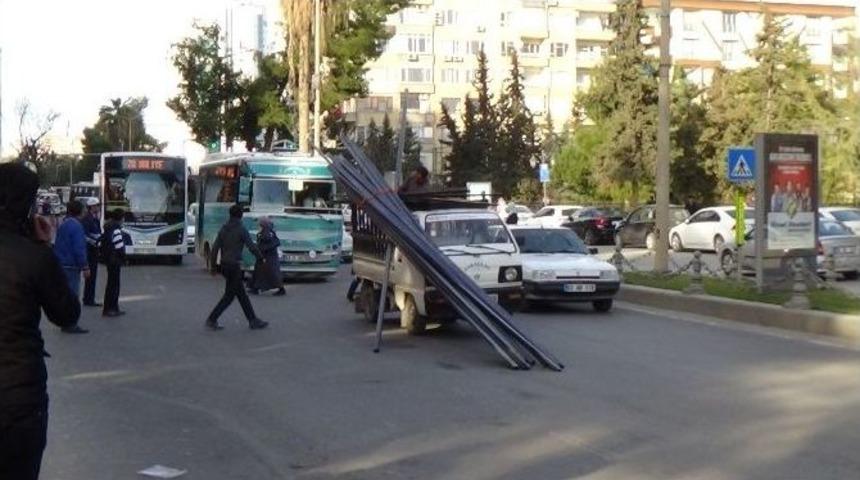 Kasasındaki Metal &Ccedil;ubuklar Dağıldı, Trafik Alt&uuml;st Oldu