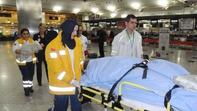 Uçağı Beklerken Doğum Yaptı