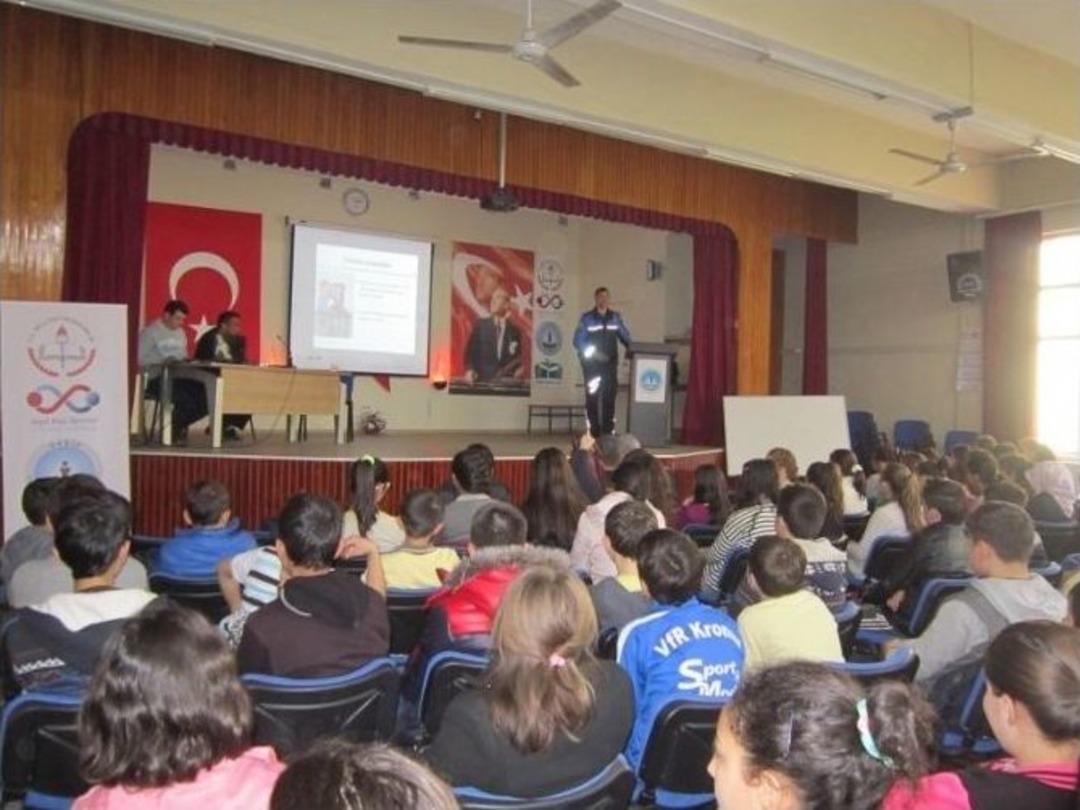 Gediz&rsquo;de &Ouml;ğrencilere G&uuml;venli İnternet Kullanımı Semineri