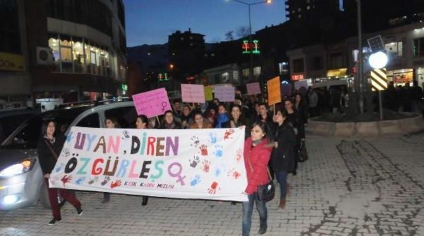 Hakkari'de, Kesk'li Kadınlar Şiddete Karşı Y&uuml;r&uuml;d&uuml;