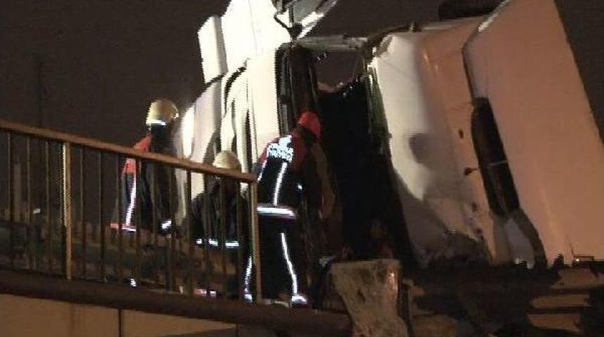 Devrilen Kamyonun I&ccedil;erisinde 2,5 Saat Kurtarılmayı Bekledi