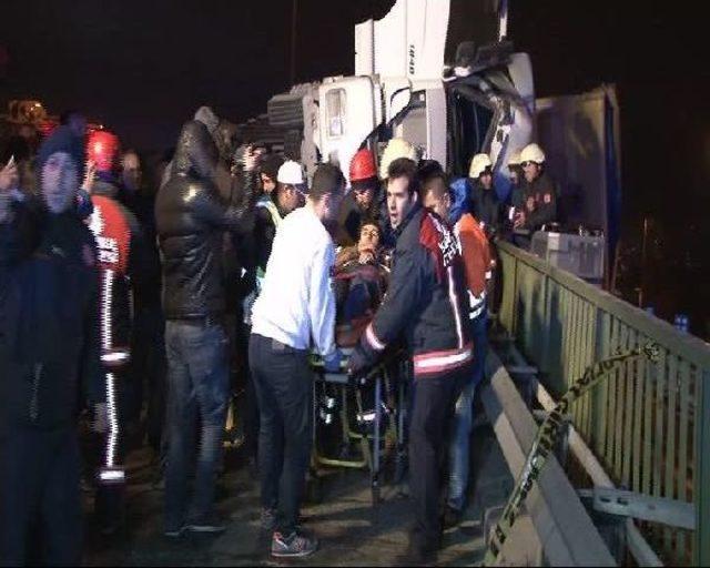 Devrilen Kamyonun Içerisinde 2,5 Saat Kurtarılmayı Bekledi 1