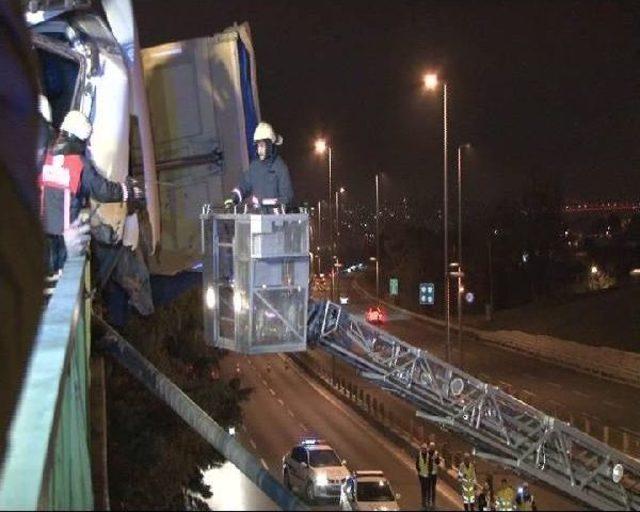 Devrilen Kamyonun Içerisinde 2,5 Saat Kurtarılmayı Bekledi 2