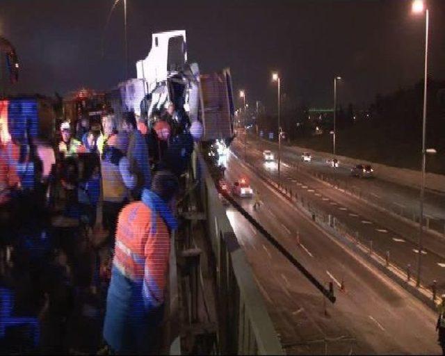 Devrilen Kamyonun I&ccedil;erisinde 2,5 Saat Kurtarılmayı Bekledi 3