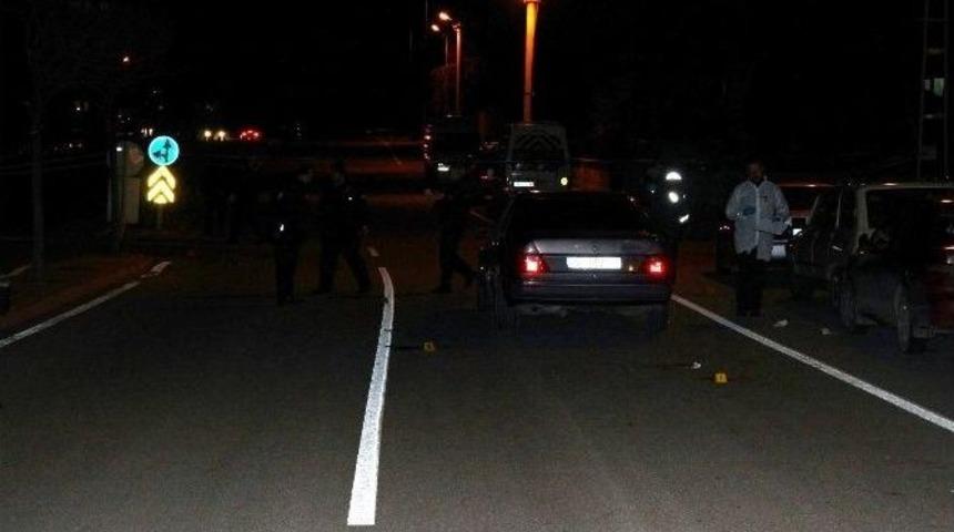 Sokak Ortasında Silahlı &Ccedil;atışma: 2 Yaralı