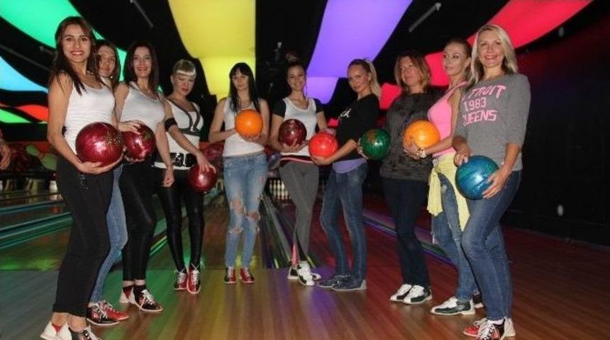 Mankenlerden "kadına Şiddete" Dikkat &Ccedil;ekmek İ&ccedil;in Bowling Turnuvası