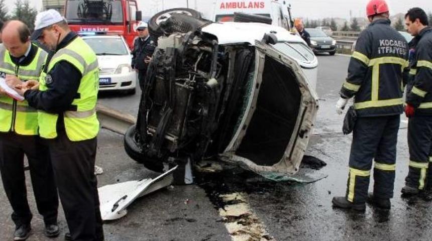 Tem'de Takla Atan Otomobilde 4 Kişi Yaralı